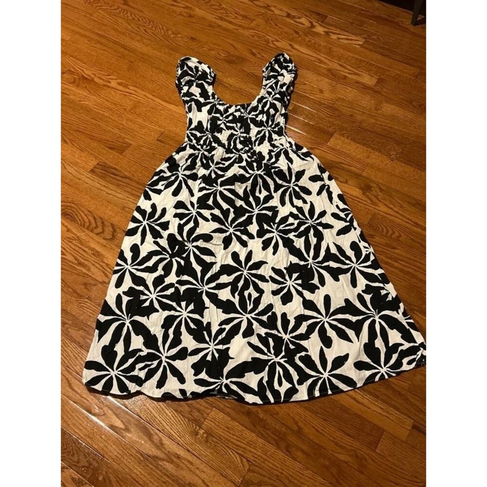 H&M black and white floral print smocked dress
